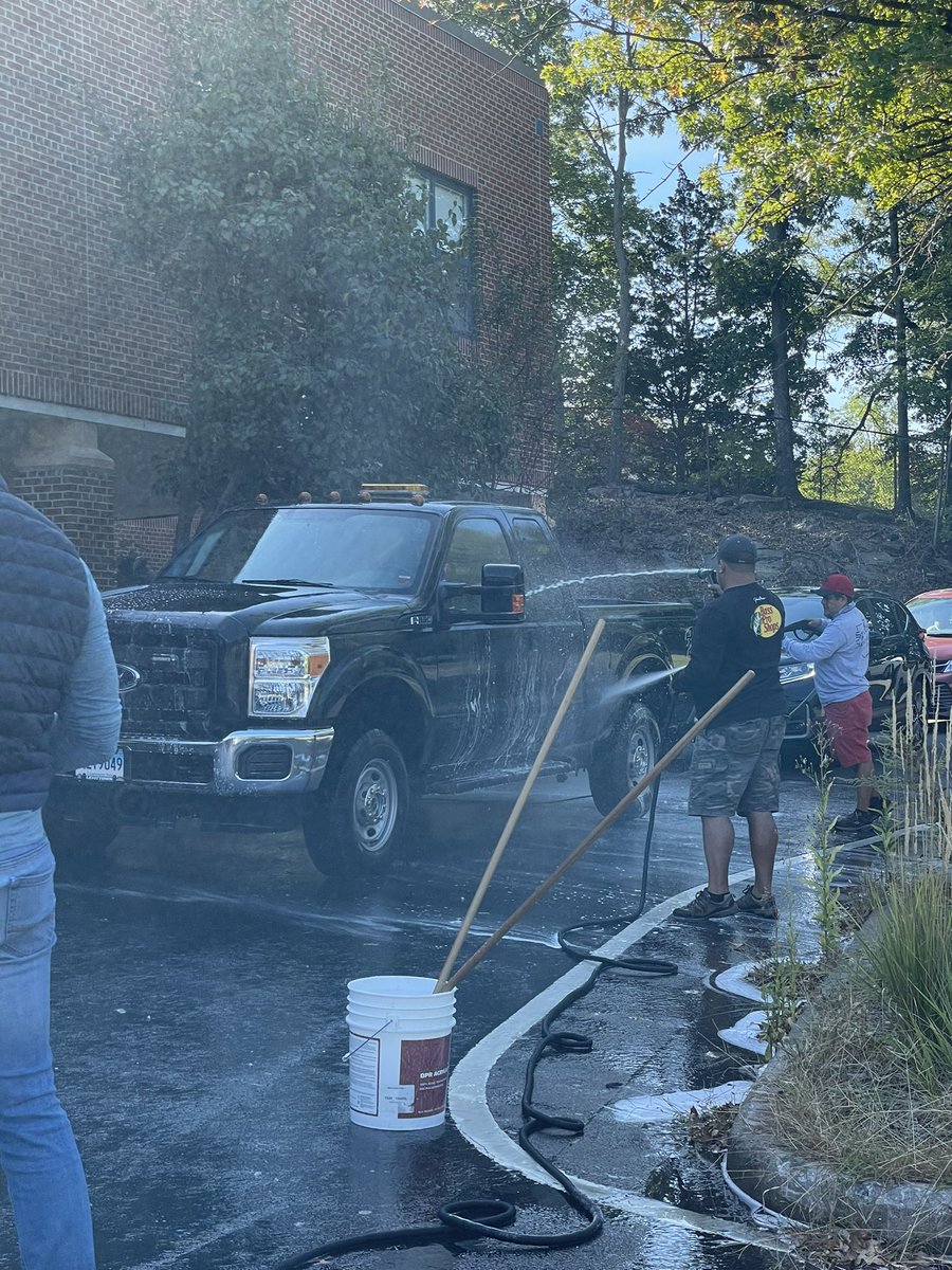 JenDerubeis's tweet photo. Starks Dopest Dads car wash come on by folks #starkstars #mindbodyhart https://t.co/iU5N6JKCBs