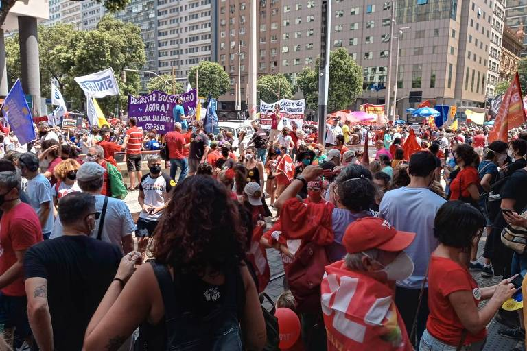 folha's tweet photo. Manifestantes vão às ruas pelo país em novos atos contra Bolsonaro. Os atos prometem ser os de maior variedade ideológica entre os convocados por setores da esquerda desde maio; acompanhe

https://t.co/dxsoYkXY0c https://t.co/ROAlXKpdm0