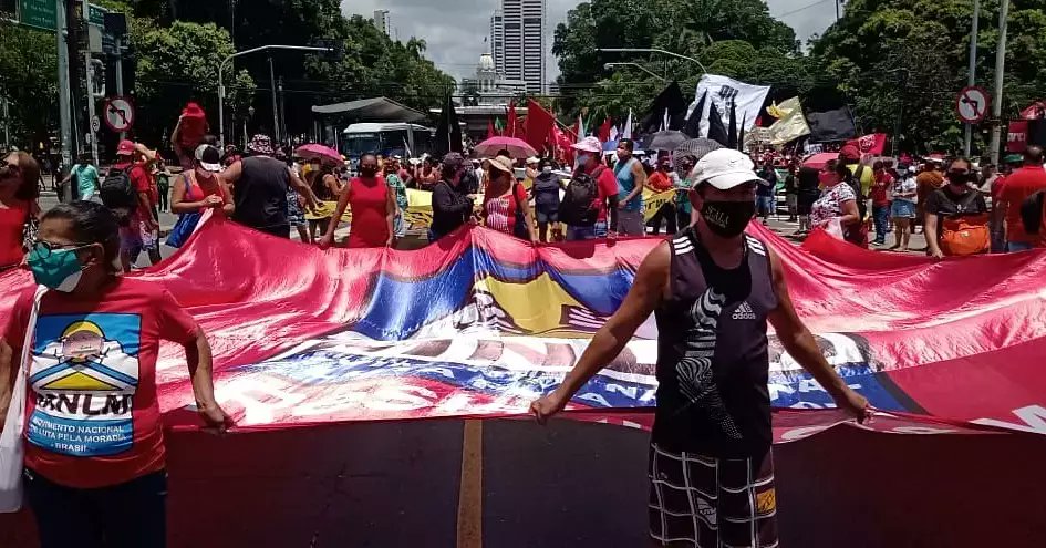 mnlmpe's tweet photo. OCUPAR, RESISTIR, CONSTRUIR, PARA MORAR!

O MNLM-PE/OLMP, ocupa as ruas da cidade do Recife.

🚩MNLM-PE/OLMP🇧🇷

#2outforabolsonaro #2out #forabolsonaro #mnlmpe #mnlm https://t.co/4GXhpeQMsN