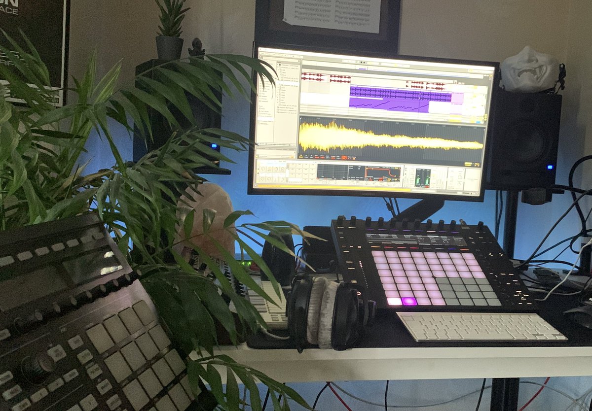 leonardRM89's tweet photo. Back to the spaceship 🚀 
#writingShogun #newera #newexperiments #junglednb #breaks #inspiration #ep2021 https://t.co/0yfG3l0RY8