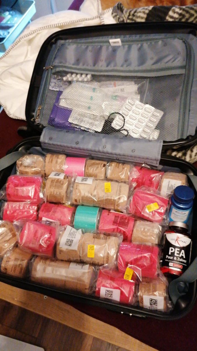 Dit weekend is #Tielpaktuit en #Nanettepaktin. Zo ziet de handbagage van Nanette er uit. 😅 Op 9 oktober vertrekt Nanette naar Barcelona voor haar levensreddende operatie. Er is nog €17.000,- nodig. Help mee door te delen en te doneren! ing.nl/particulier/be… @UitInTiel