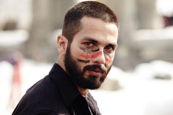 shahidkapoor's tweet photo. To be or not to be. An actor or a star. Looking outside or deep within. To find meaning or be meaningless. To dare or to submit. To hold on or to let go. The many questions an actor faces at a critical juncture in his journey of choosing who he decides to be... (1/2) https://t.co/VS5jNCGk7T