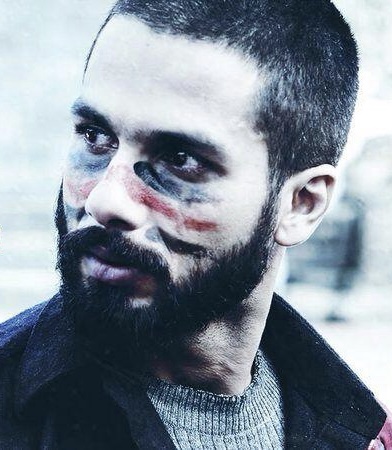 shahidkapoor's tweet photo. To be or not to be. An actor or a star. Looking outside or deep within. To find meaning or be meaningless. To dare or to submit. To hold on or to let go. The many questions an actor faces at a critical juncture in his journey of choosing who he decides to be... (1/2) https://t.co/VS5jNCGk7T
