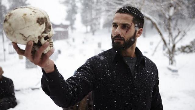 shahidkapoor's tweet photo. To be or not to be. An actor or a star. Looking outside or deep within. To find meaning or be meaningless. To dare or to submit. To hold on or to let go. The many questions an actor faces at a critical juncture in his journey of choosing who he decides to be... (1/2) https://t.co/VS5jNCGk7T