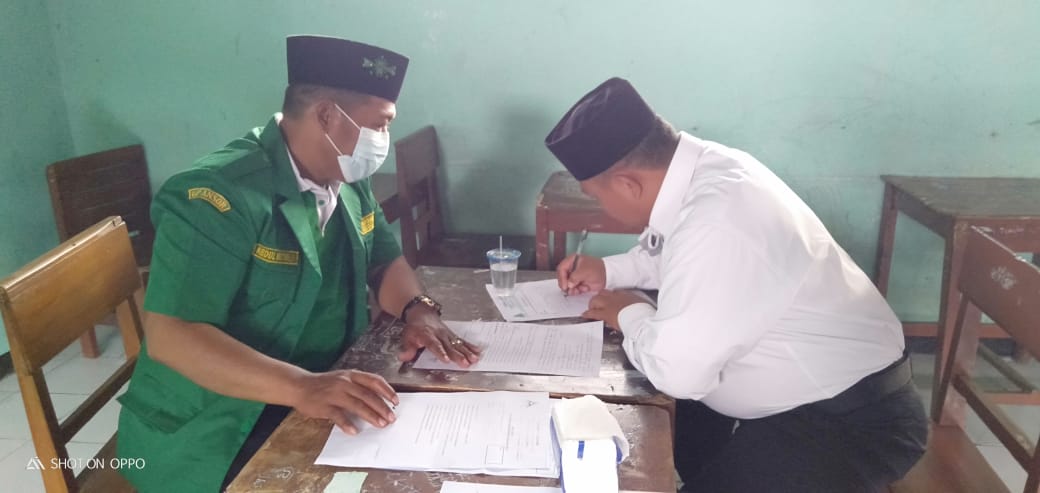 pcgpansordemak's tweet photo. Terciptanya kader Ansor yang loyal, solid dan berdedikasi tinggi adalah tema yang diusung PAC GP Ansor Gajah Demak dalam acara PKD yang diikuti 80 peserta selama 2 hari 02-03 Oktober 2021 di MTs Nurul Ulum Tanjunganyar. 
#AnsorBanserDemakHebatBermartabat https://t.co/T14AbTI1Go