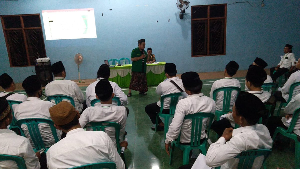 pcgpansordemak's tweet photo. Terciptanya kader Ansor yang loyal, solid dan berdedikasi tinggi adalah tema yang diusung PAC GP Ansor Gajah Demak dalam acara PKD yang diikuti 80 peserta selama 2 hari 02-03 Oktober 2021 di MTs Nurul Ulum Tanjunganyar. 
#AnsorBanserDemakHebatBermartabat https://t.co/T14AbTI1Go