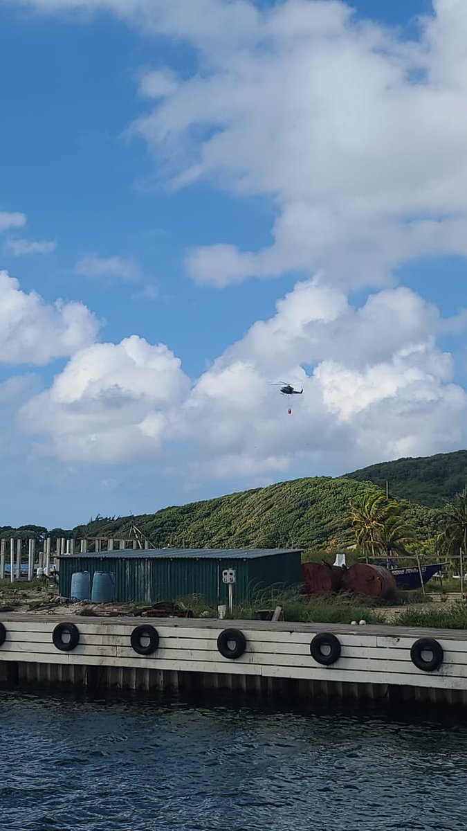 Esta mañana  fuimos informados por el comandante de Bomberos de un incendio en Guanaja y ya están desde el aire la FAH colaborando, así mismo se desplazaron por aire personal especializado desde La Ceiba , El Porvenir así como de la capital , Roatan y Santos Guardiola .