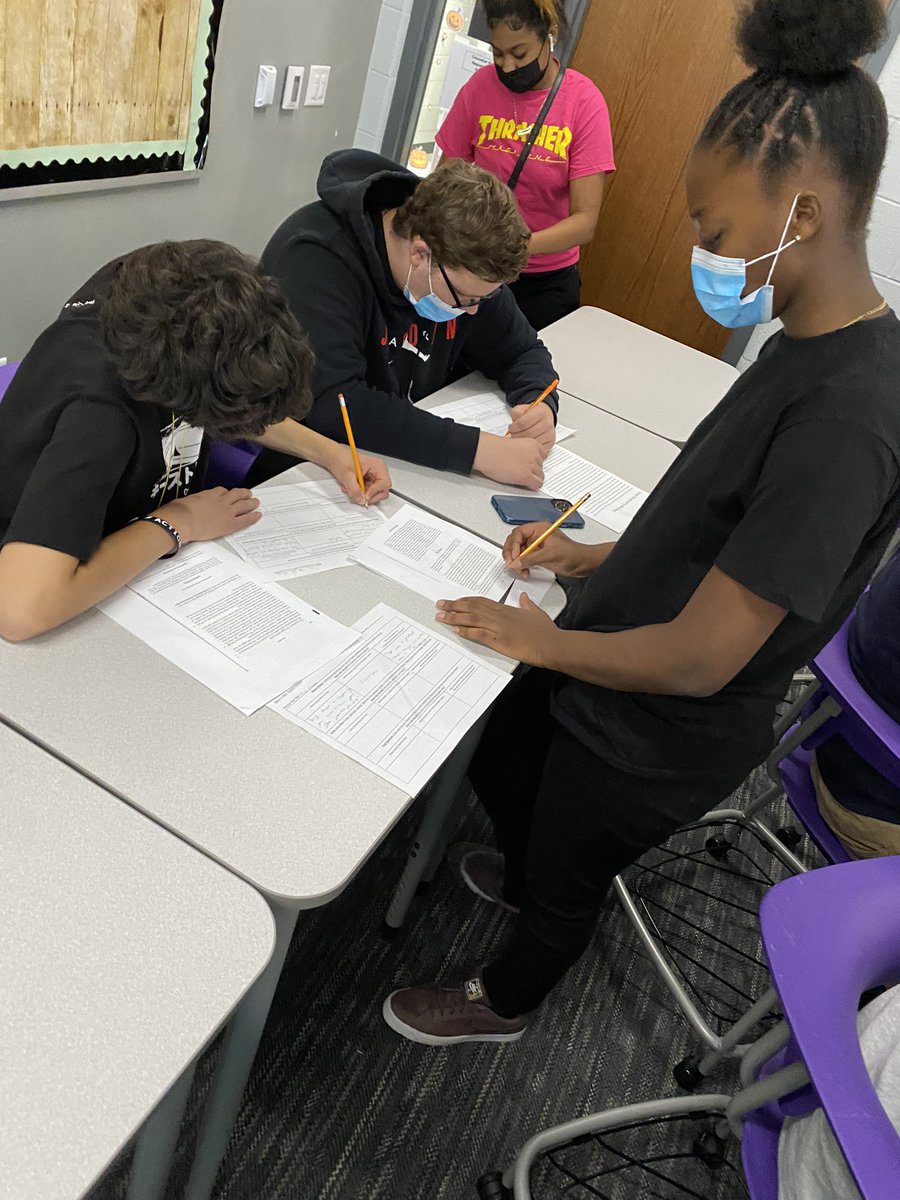 mrstHC's tweet photo. Loved watching & listening to my Wolves discuss the memoirs they chose to read this week! #schk12 #HCWolves https://t.co/X0GdbqpCRq