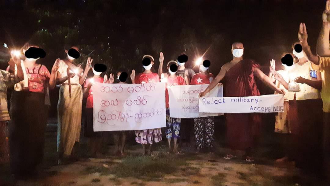 MthinnSpring's tweet photo. Despite junta’s brutal crackdowns, regular Pyigyidagun Night Strike against military dictatorship was successfully staged #TortureToDeathByJunta #WhatsHappeningInMyanmar #Oct2Coup https://t.co/JSz3ecYcki