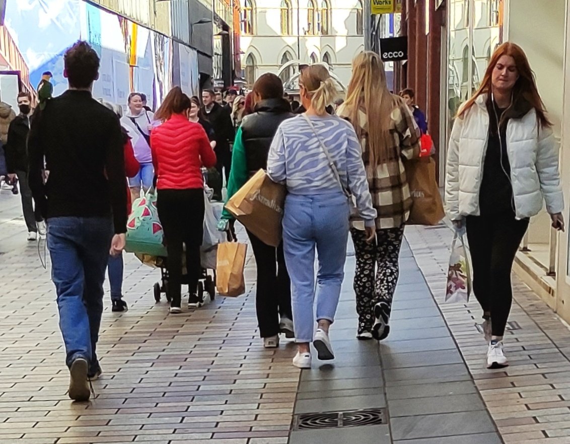 bohoman's tweet photo. Just someone walking through #Belfast City Centre this afternoon with his pet parrot on his shoulder.
Saturday 2nd October 2021. π¦
#RandomBelfast #BirdmanOfBelfast https://t.co/zS2mhfSvUj