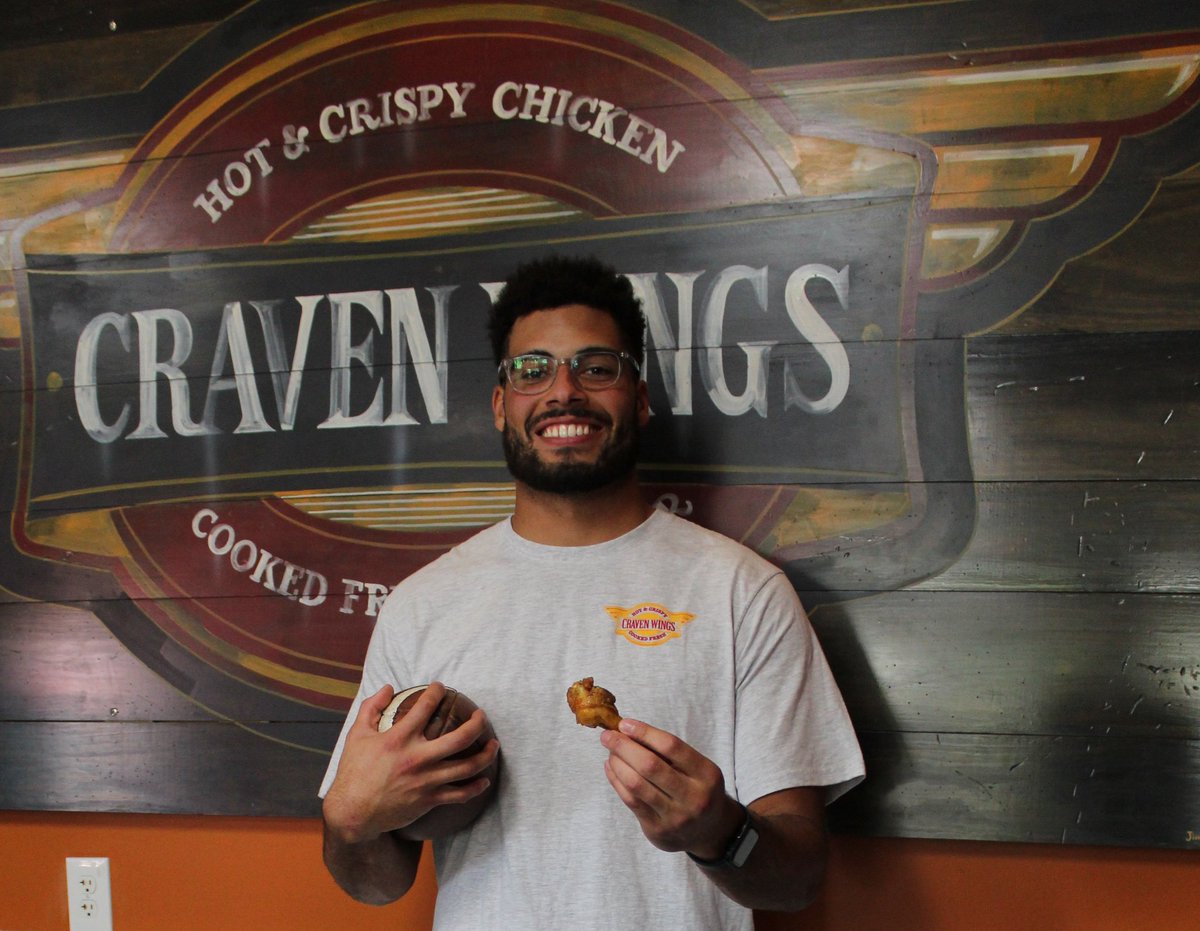 JACOB WARREN &amp; CRAVEN WINGS! A winning team!
Come on down &amp; cheer on our fav VFL, #JacobWarren, &amp; all the Vols as they whip Missouri today.
And try Jacob's new SAUCE 87! Delicious!!!
If Jacob scores a TD today, mention his TD to our staff, get .87 wings for the next 24 hours!!