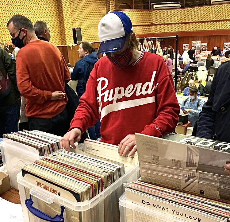 HeronXdave's tweet photo. Love this photo of Lawrence Hayward (Felt, Denim, Go-Kart Mozart) which I’ve, err borrowed, from @jonnytrunk’s Instagram. Taken at today’s #TrunkRecords’ “Groovy Fayre” of vintage #vinyl, clothing, etc @mildmayclub in Stoke Newington. There’s an evening music quiz and DJs. FREE! https://t.co/kBGx7plHYk