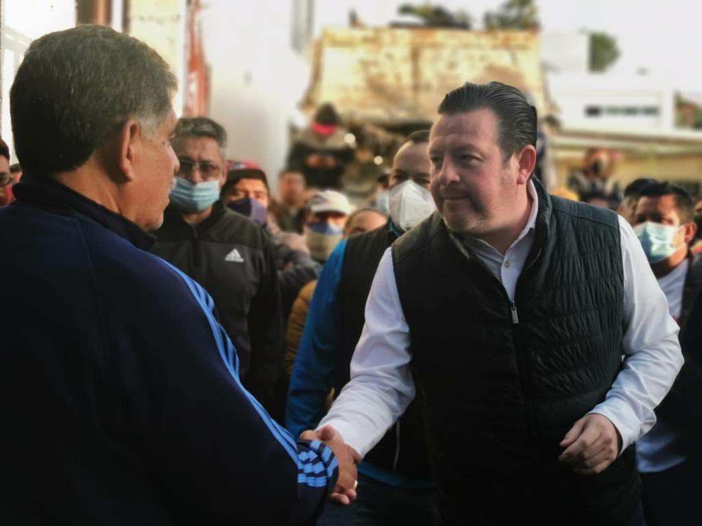 ALaMagdalenaC's tweet photo. Esta mañana el Alcalde @Luis_GQM realizó un recorrido por el campamento de limpias y barrido  manual. Como se prometió, se hizo entrega de las tarjetas de gasolina para que los trabajadores puedan hacer dispersión del combustible en las gasolineras que les sean convenientes. https://t.co/jkkw7OPCJV