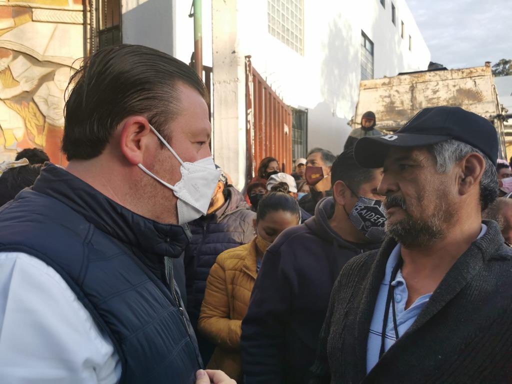 ALaMagdalenaC's tweet photo. Esta mañana el Alcalde @Luis_GQM realizó un recorrido por el campamento de limpias y barrido  manual. Como se prometió, se hizo entrega de las tarjetas de gasolina para que los trabajadores puedan hacer dispersión del combustible en las gasolineras que les sean convenientes. https://t.co/jkkw7OPCJV