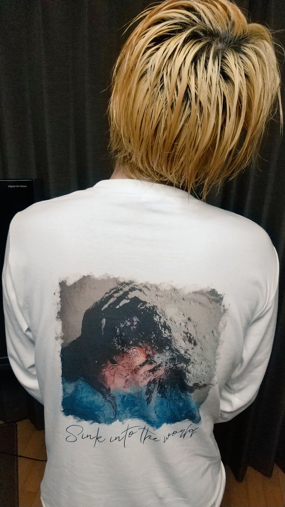 your12837126's tweet photo. 息子への誕生日プレゼント!
本日届いたのでお風呂上がりに試着🎵
学校とか遊びに行くとき着る?って聞いたら
着る着る👍️って言ってくれた😊
セカイ監督~!10代男子も喜んでくれましたよ~✨
#snapis https://t.co/RjbP6n8lVU