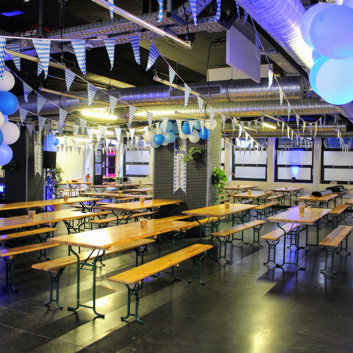 42born2code's tweet photo. 🥳 Pour célébrer la récente victoire de The Federation au tournoi des coalitions de 42 à Paris, le campus se pare de bleu et de blanc. Ce soir, nous invitons nos étudiantes et nos étudiants à un Oktoberfest... pour notre première soirée depuis très, très, très longtemps ! https://t.co/5LXiz7qrXZ