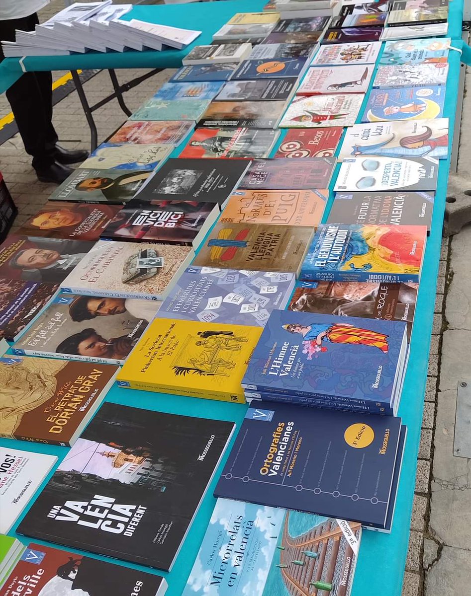 EdMosseguello's tweet photo. Hui dissabte, vos esperem hasda les 19:30h en la Fira d'Associacions de Dénia.
C/ de la Via, Dénia
---
#idiomavalencià
#llenguavalenciana #lligenvalencià #llig #normesdelpuig #edicionsmosseguello
#lliteraruraenllenguavalenciana https://t.co/49XmXawzDg