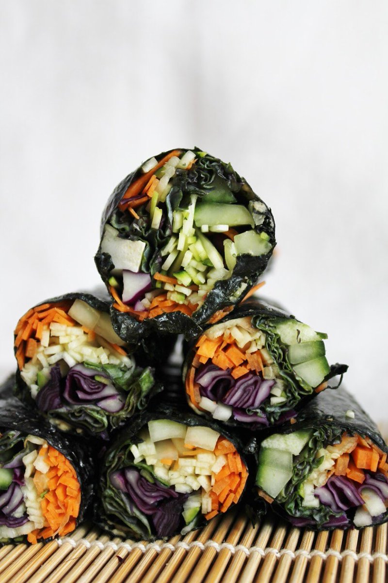 schmoozequeen's tweet photo. Raw Nori Wraps or Rice Paper Wraps with Spicy Dipping Sauce
#SimpleSaturday Red Cabbage, Cucumber, Carrots, Zucchini, Avacado 🥕🥑🌶🥒🥬🌯 #NoriWraps #RicePaperWraps #thisrawesomeveganlife
http ://www.thisrawsomeveganlife.com/2013/06/raw-nori-wraps-with-red-cabbage.html?m=1 https://t.co/ERHVpCdAAG