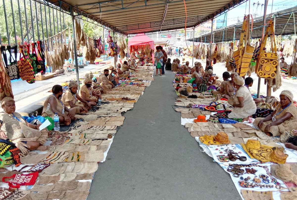 News_jubi's tweet photo. Papua Mama-mama Papua dari Meepago akhirnya jualan noken PON XX di Taman Imbi https://t.co/yB9lgc2stj https://t.co/2xm4Qufg3f