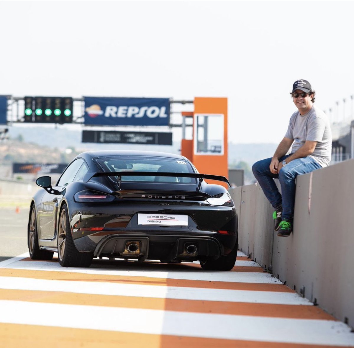 Y para compartir la experiencia con toda la comunidad #porsche hemos contado con algunos invitados especiales, de diferentes ámbitos como nuestro querido <a href="/Hector_Ares/">Héctor Ares</a> #experienciaporsche