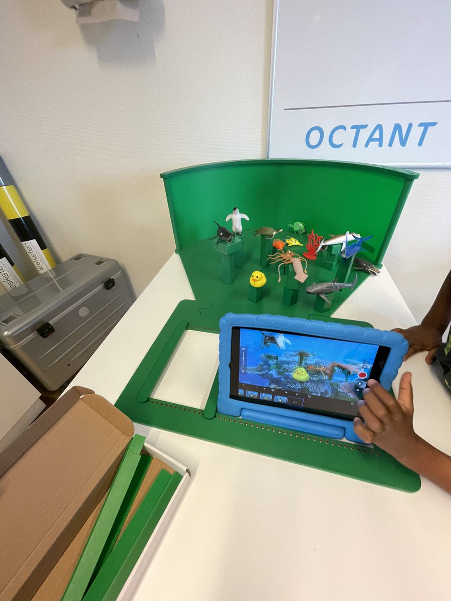 harry_bosma's tweet photo. Met de neus in de boter! Gisteren een warm welkom en vandaag laat #XperiO van @OctantNL zien hoe we ontdekkend leren binnen de scholen vorm geven als het gaat om ICT en techniek. #opendag #weekvandewetenschap #po #techniek #robot https://t.co/obeXHltnnQ