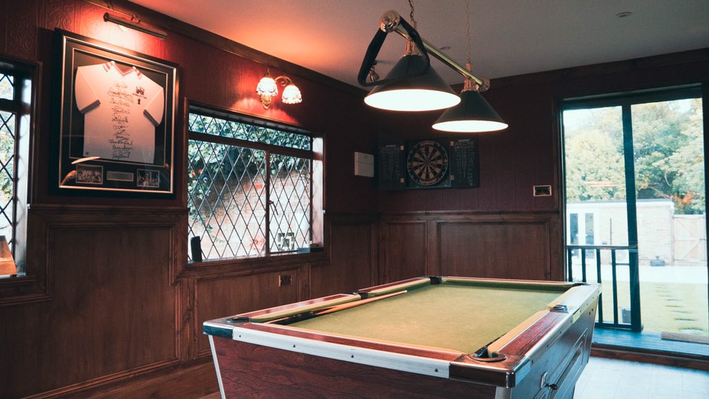 hiddenfortune66's tweet photo. Me and my family completed this West Ham pub a while ago, and honestly I couldn’t have expected how well it ended up coming out😮 The perfect place to watch the hammers if were not at the game! #COYI ⚒🔥 https://t.co/6eeJIED9vu