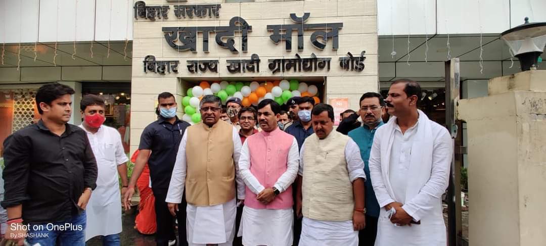 NitinNabin's tweet photo. राष्ट्रपिता महात्मा गांधी जी की 152वीं जयंती के अवसर पर  खादी मॉल में उनकी प्रतिमा के अनावरण के मौक़े पर माल्यार्पण कर नमन किया तथा बिहार सरकार के उद्योग मंत्री श्री शाहनवाज़ हुसैन जी, पटना साहिब के सांसद श्री @rsprasad जी  के साथ खादी वस्त्रों की ख़रीददारी किया - https://t.co/cvz8XM6DBj