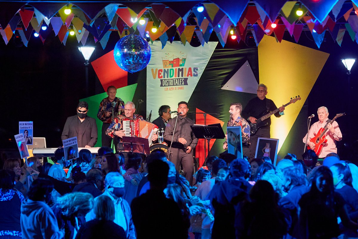 lasherasmza's tweet image. 🍇👑Abrimos las #VendimiasDistritales en el Parque de la Familia. El Challao y Panquehua ya tienen sus reinas‼️El intendente @mdanielorozco participó de esta fiesta"Con alma de barrio" que hoy continúa en el Gimnasio 9 del B° Cementista para las familias de Ciudad y La Cieneguita