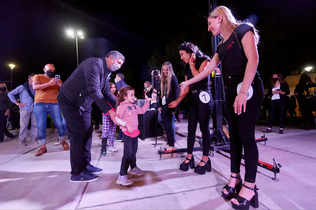 lasherasmza's tweet image. 🍇👑Abrimos las #VendimiasDistritales en el Parque de la Familia. El Challao y Panquehua ya tienen sus reinas‼️El intendente @mdanielorozco participó de esta fiesta"Con alma de barrio" que hoy continúa en el Gimnasio 9 del B° Cementista para las familias de Ciudad y La Cieneguita