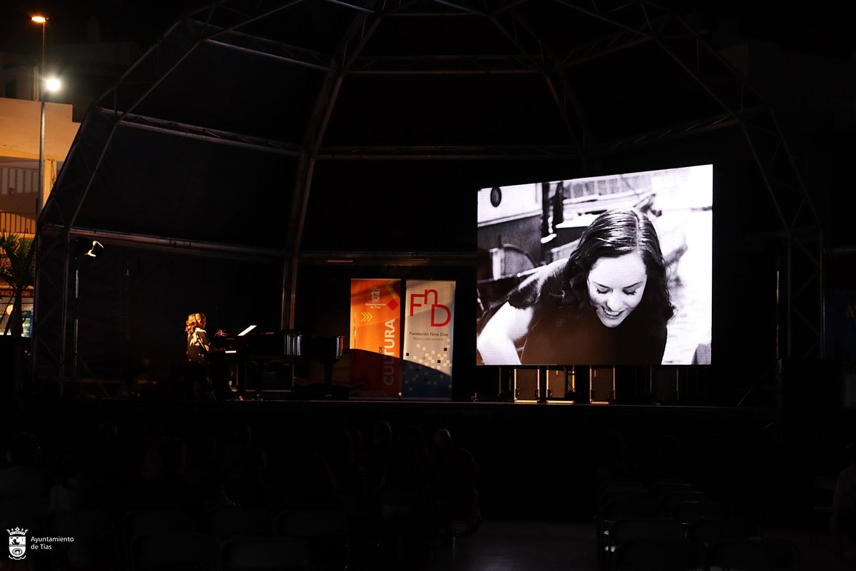 AyunDeTias's tweet photo. 🎶 La @ndfundacion inauguró el Festival Tiempos Modernos en la Plaza del Varadero de Puerto del Carmen
👉 Ayer comenzó el Festival Tiempos Modernos de Cine y Música en directo, con la actuación de de la pianista y cantante 🇯🇵 #SatomiMorimoto. https://t.co/WkKoriVGkB