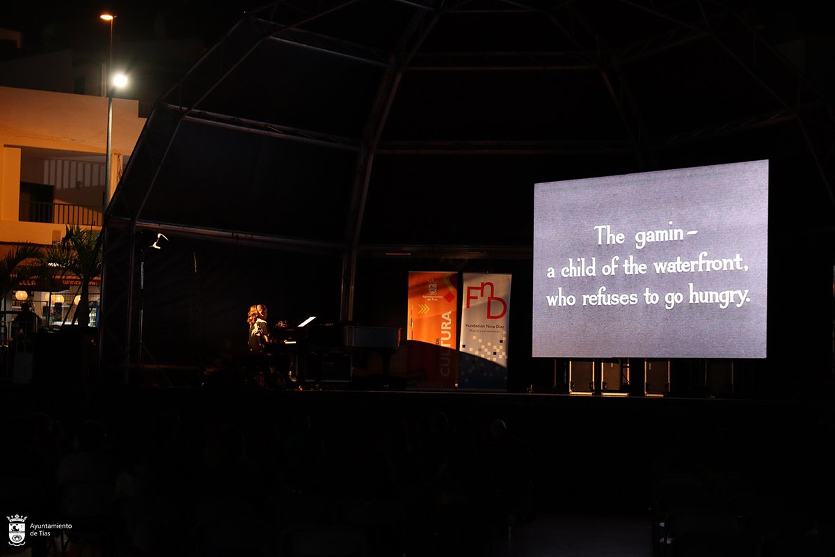 AyunDeTias's tweet photo. 🎶 La @ndfundacion inauguró el Festival Tiempos Modernos en la Plaza del Varadero de Puerto del Carmen
👉 Ayer comenzó el Festival Tiempos Modernos de Cine y Música en directo, con la actuación de de la pianista y cantante 🇯🇵 #SatomiMorimoto. https://t.co/WkKoriVGkB