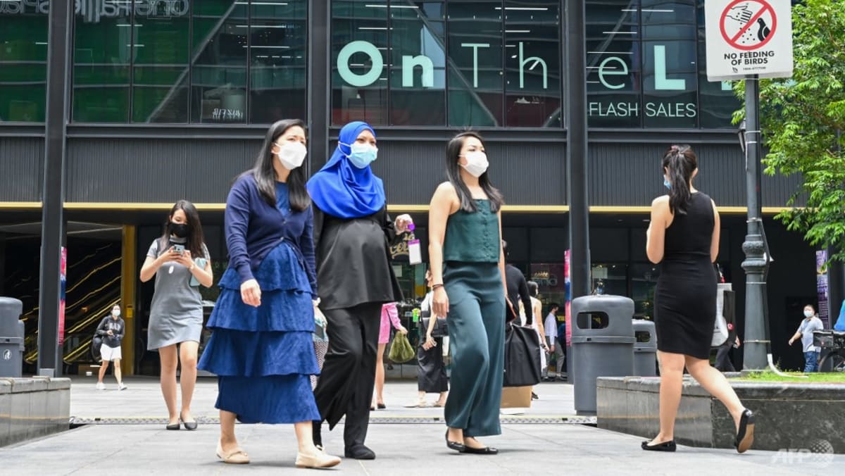 ChannelNewsAsia's tweet photo. Individuals should not be ‘anxious or fearful’ about rising daily COVID-19 numbers: Lawrence Wong https://t.co/RD0OTpt8EU https://t.co/gm7u4N5MNm