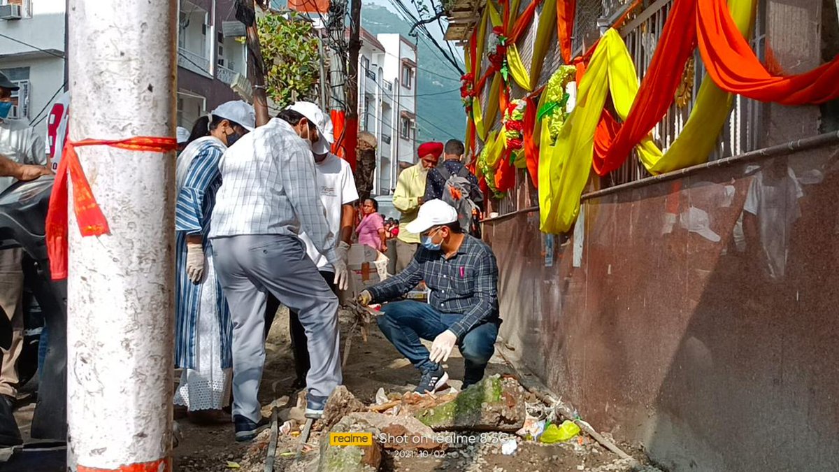 KatraSdm's tweet photo. Today on 2nd october , a cleanliness drive was launched from SDM office to Fountain Chowk on the Banganga road .Also, felicitated our Swachhata Mitras from Municipal Committee Katra. https://t.co/3cIyKYUjwz