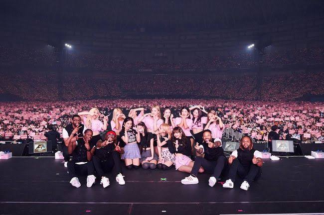 pajiologist's tweet photo. BLACKPINK              TREASURE
                         🤝
    holding concerts/stages 
          the same day as 
           an award show

@BLACKPINK @treasuremembers https://t.co/FW5zDjYwbf