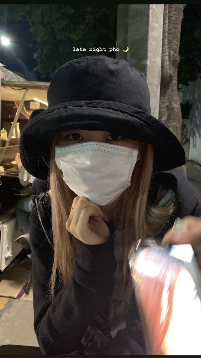 rshourly's tweet photo. dates with rosie 🖤
#로제 #ROSÉ https://t.co/xIwAV2T8Ey