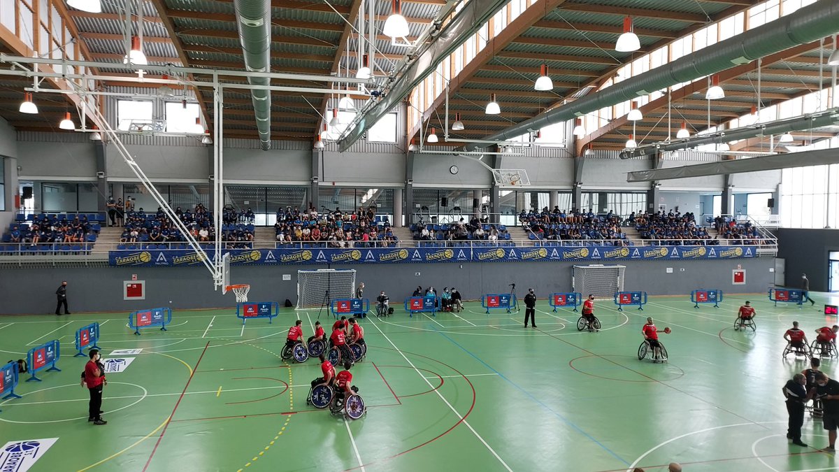 Ambientazo en el <a href="/BanuetaK/">Bañueta Kiroldegia - Polideportivo de Amurrio</a> de #Amurrio en el amistoso organizado por <a href="/zaraobest/">zaraobe s.t. Amurrio</a> de baloncesto en silla de ruedas entre <a href="/zuzenakclub/">Club Zuzenak</a>  y <a href="/BilbaoBSR/">BBK Bidaideak</a>