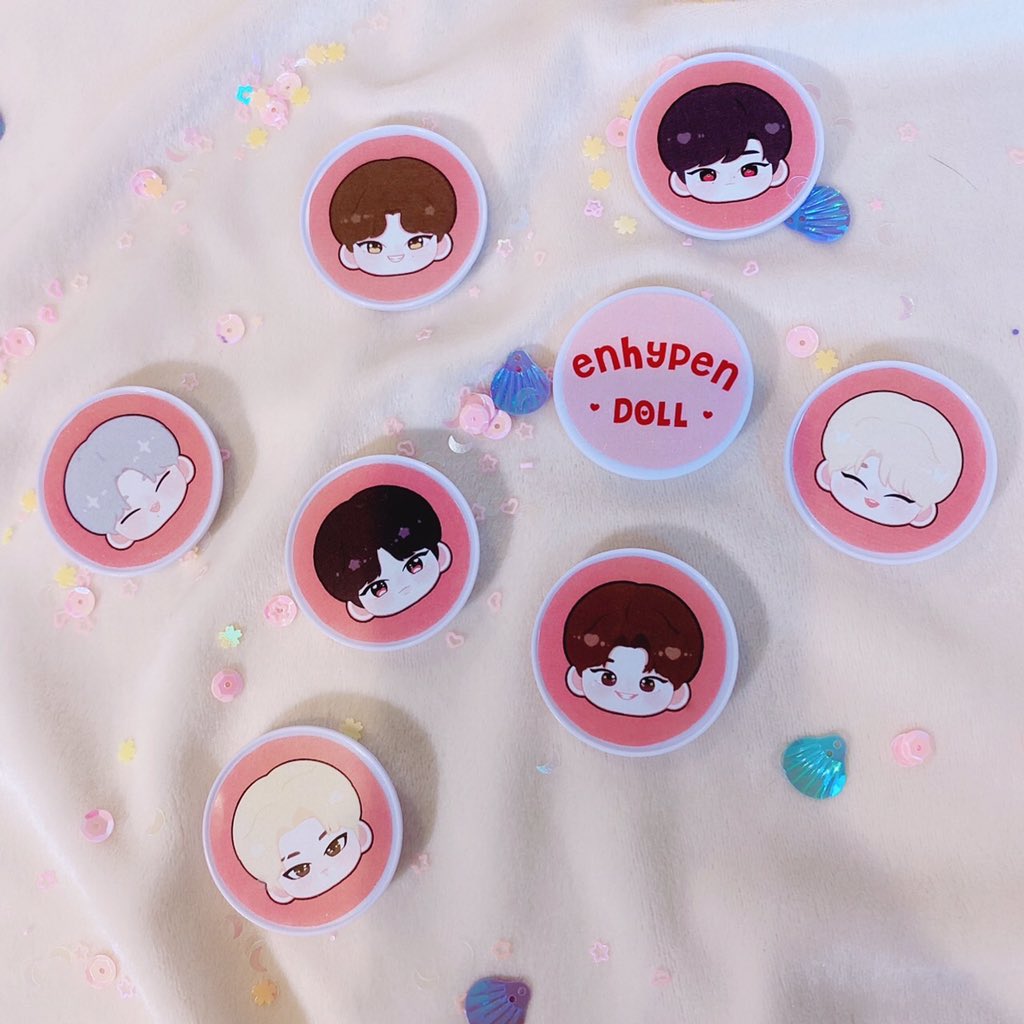 Enhypendoll_'s tweet photo. ✨มาช้าแต่มานะ✨ขอแซงคิวน้องๆ mock up ด้วยเซต Special gift คิ้วท์ๆสุดพิเศษนี้🎁 สำหรับแม่ๆที่จองไว้แล้ว เตรียมรอรับของแถมพิเศษพร้อมน้องๆได้เล๊ยย โดยเฉพาะ Griptok ของ SetC น่ารักสุดๆ แถมด้วยถุงผ้าสำหรับแม่ๆ100คนแรกด้วยน้า ส่วนใครที่ยังไม่ได้จองรีบจองเลยค่า ⚡️

#ตลาดนัดenhyphen https://t.co/bYwB93cxJu