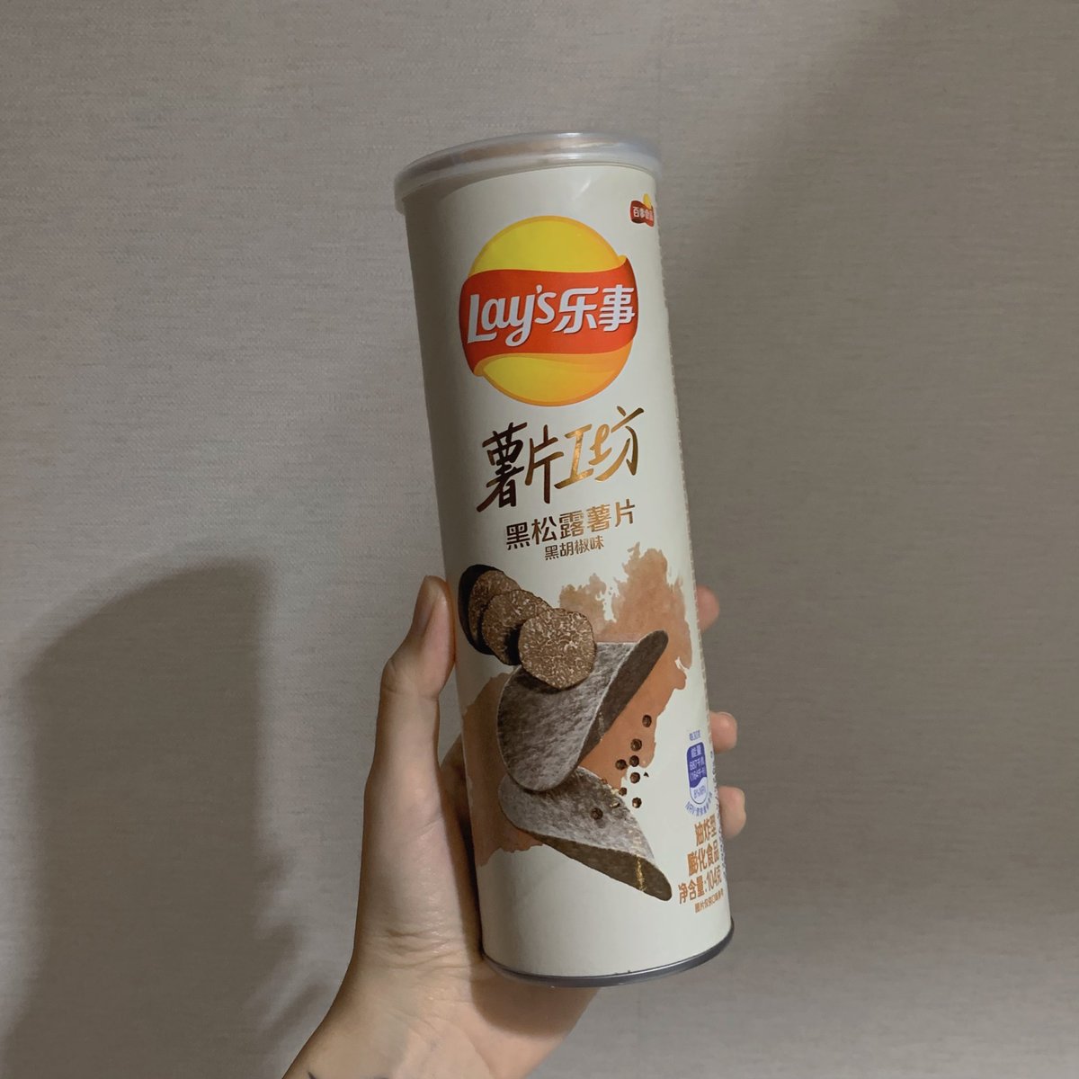 withprymn's tweet photo. Truffle Overload! 🫕 เป็นคนชอบกิน truffle มาก เลยซื้อเลย์ truffle มาจากจีน กินเดี่ยวๆก็ได้ แต่ถ้ายังไม่สะใจ แนะนำให้ dip กับ aglioooooo supreme garlic truffle ฟินมากกกก กลิ่น truffle ตลบอบอวลจริง https://t.co/JtaglLQaOm