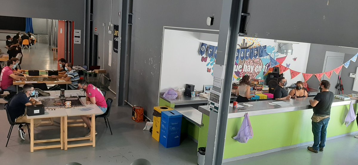 oraculosurparla's tweet photo. La Oráculo Bowl a reventar en las jornadas #tarcador, la gente va a tope con el torneo de #bloodbowl en #parla.

@Juventud_Parla @AytoParla https://t.co/wK8itNITr2