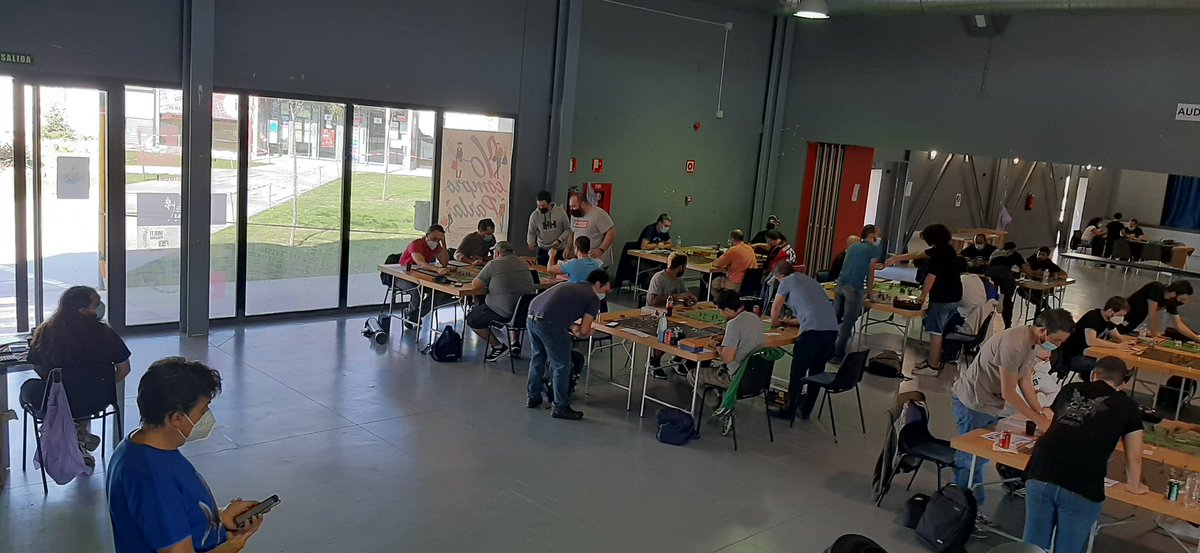 oraculosurparla's tweet photo. La Oráculo Bowl a reventar en las jornadas #tarcador, la gente va a tope con el torneo de #bloodbowl en #parla.

@Juventud_Parla @AytoParla https://t.co/wK8itNITr2