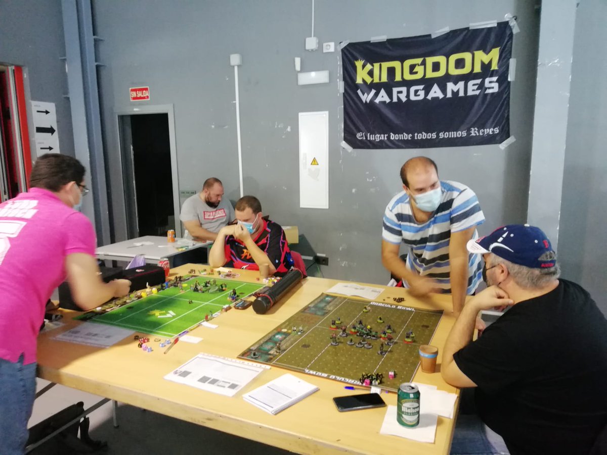 oraculosurparla's tweet photo. La Oráculo Bowl a reventar en las jornadas #tarcador, la gente va a tope con el torneo de #bloodbowl en #parla.

@Juventud_Parla @AytoParla https://t.co/wK8itNITr2