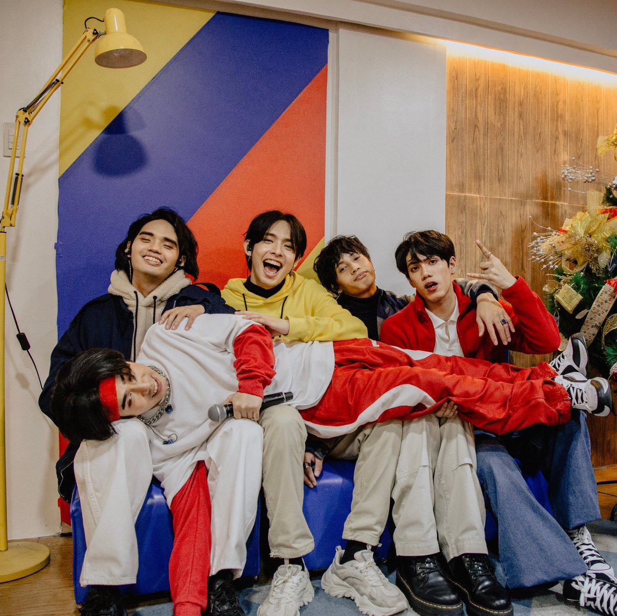 CarlaAjero7513's tweet photo. What they see:   What I see:

HAPPY SB19×ATIN DAY
@SB19Official #SB19 https://t.co/v5pVL46y6I
