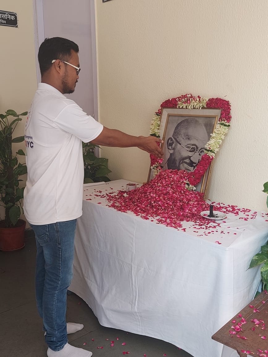 mdashfakiyc's tweet photo. अखिल भारतीय कांग्रेस कमेटी मुख्यालय में राष्ट्रपिता महात्मा गांधी जी की जयन्ती पर उन्हें नमन करते हुए श्रद्धांजलि अर्पित की ! #TeamHaider ने @RahulGandhi
@priyankagandhi
@ShayarImran @AjayLalluINC @srinivasiyc @bhaiya_pawar @haiderabbasiyc @Allavaru @INCIndia
#GandhiJayanti https://t.co/XZHEhs0Fg6
