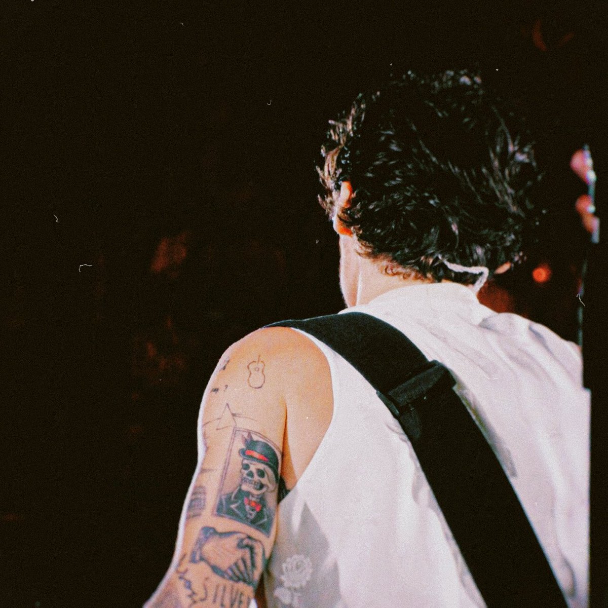 bfhstyles's tweet photo. i love her (the guitar tattoo) https://t.co/qXN0dW1grT