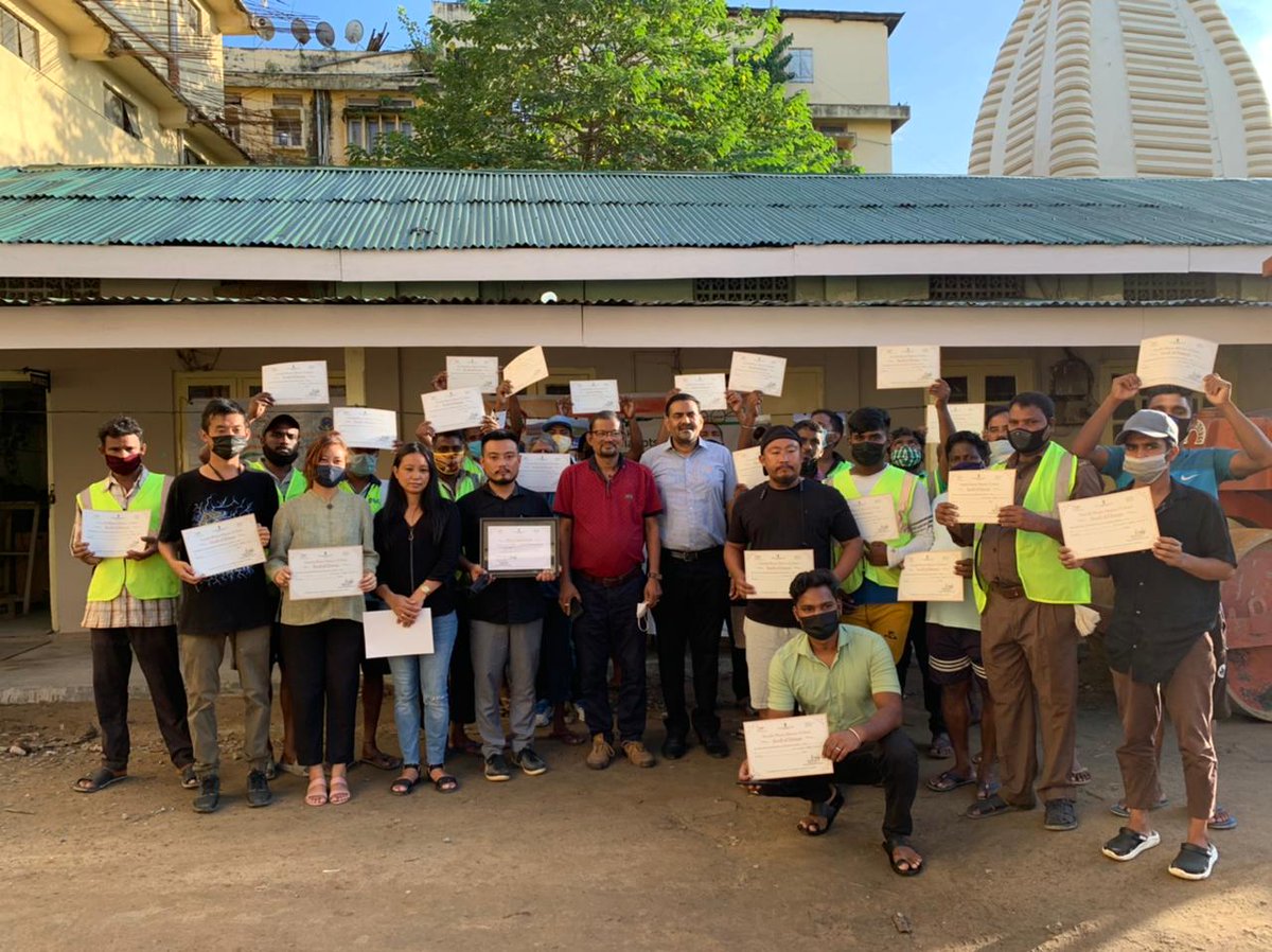 Felicitation of sanitation workers By # shri. Mahesh Agarwal former advisor, DMC #thankyousafaimitra #AzadiKaAmritMahotsav  #mohua_india #swachhbharatgov