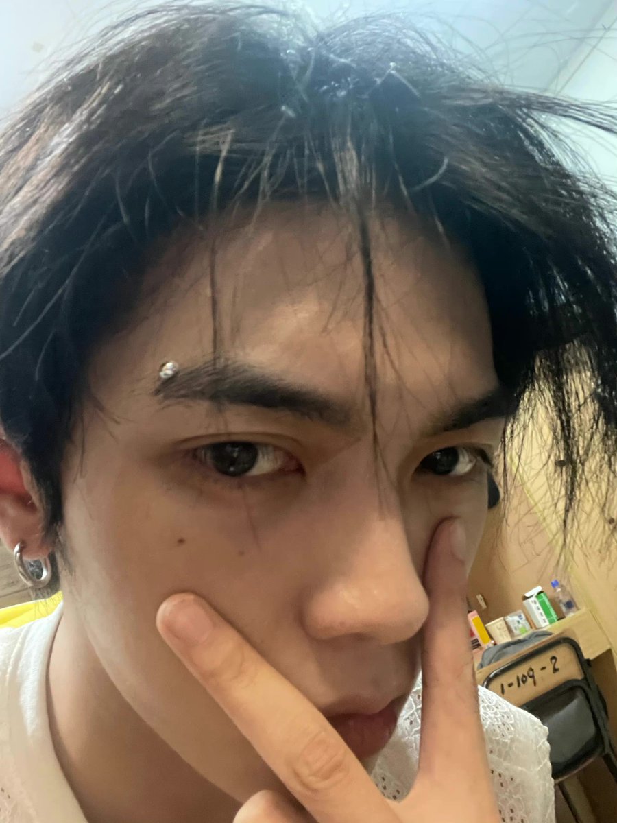 yehaorans's tweet photo. 211002 Ye Haoran’s Weibo update 

“A new selfie pose Ye-ge learnt on National Day 😎 Also, at 8:30pm today I will stream on Douyin for an hour and introduce everyone to my school hunk roommate”

#叶皓然 #YeHaoran https://t.co/YCcdOYn2qj