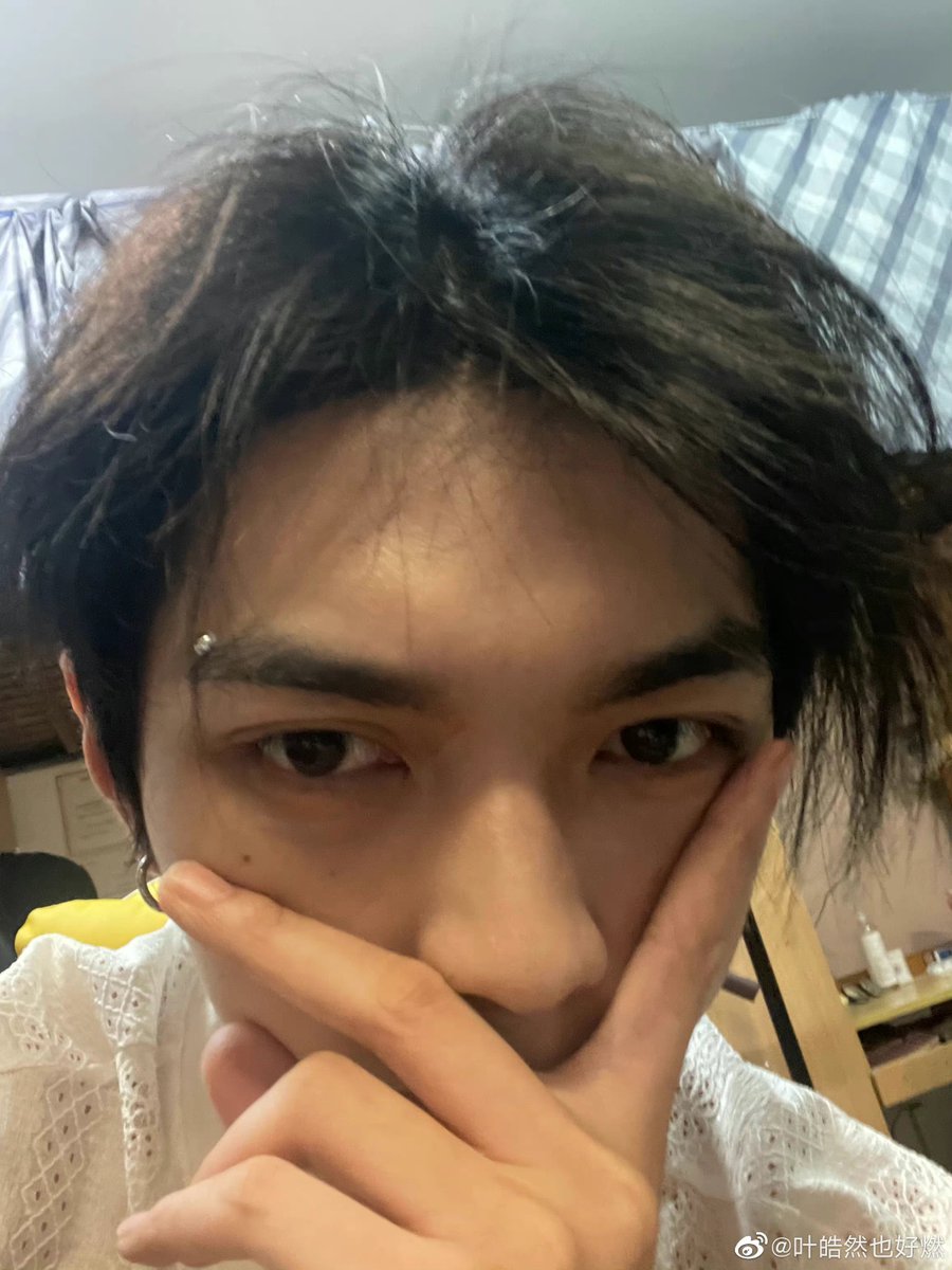 yehaorans's tweet photo. 211002 Ye Haoran’s Weibo update 

“A new selfie pose Ye-ge learnt on National Day 😎 Also, at 8:30pm today I will stream on Douyin for an hour and introduce everyone to my school hunk roommate”

#叶皓然 #YeHaoran https://t.co/YCcdOYn2qj