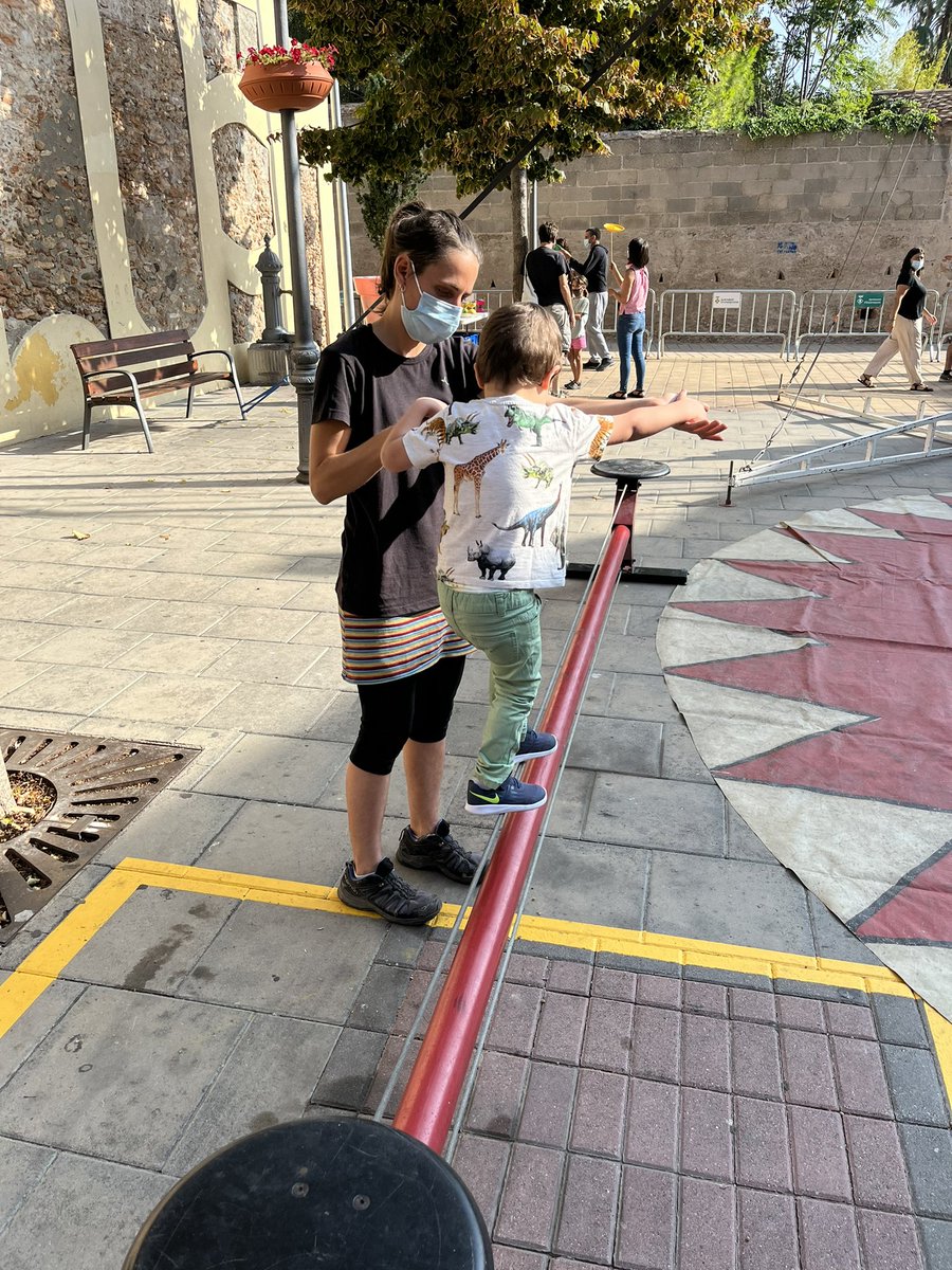eduardrivas's tweet photo. 🎪Seguim a #Esparreguera amb el #circ contemporani de #LaPalanca. Aquest matí amb activitats pels més petits i petites! https://t.co/gu93U2wgj0