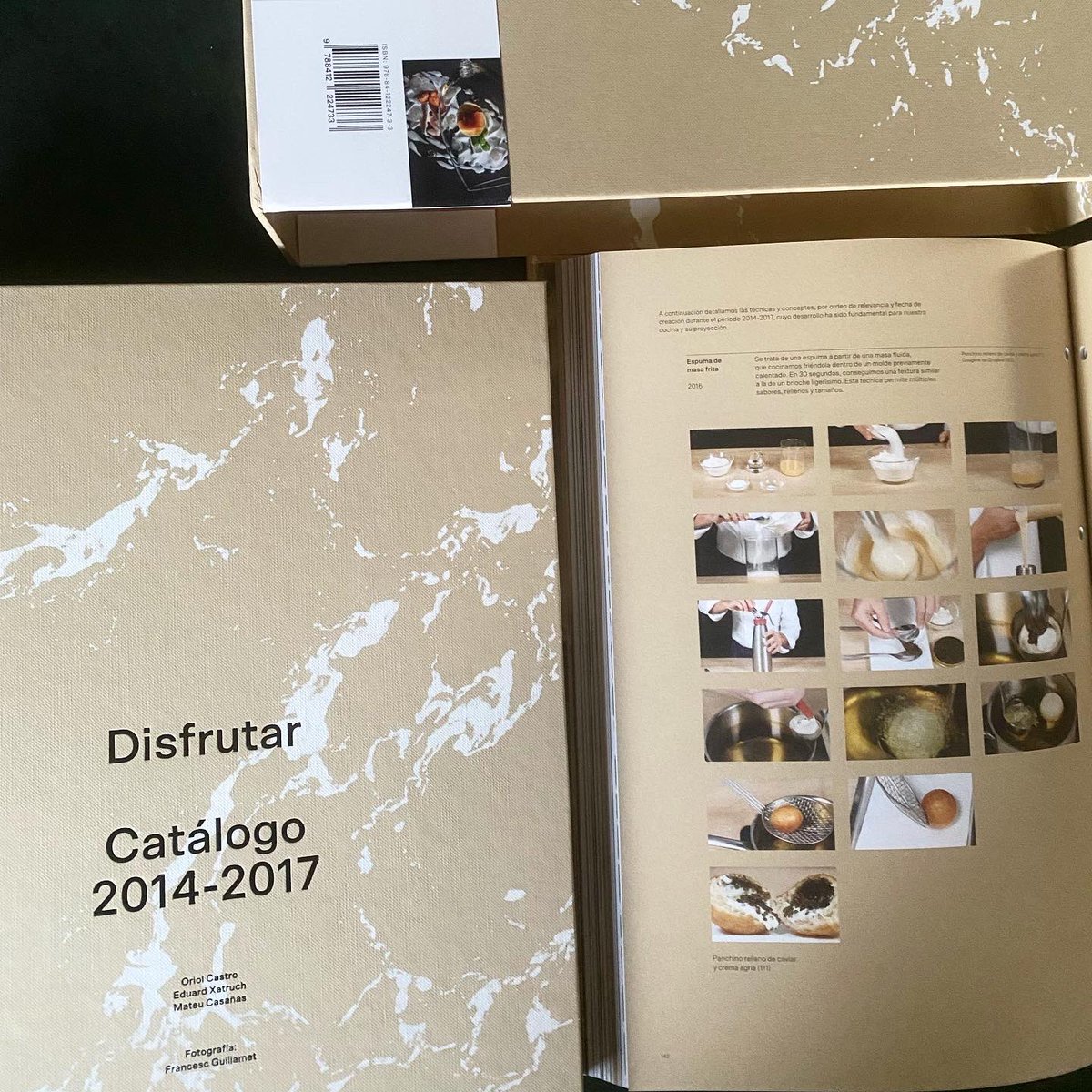 Qué ganas tenía del libro de #Disfrutar. Enhorabuena a <a href="/AbalonBooks/">AbalonBooks</a> y a <a href="/flyandinner/">JonSa</a> por el gran trabajo y a Oriol, Eduard y Mateu por ser tan buenos. Me han entrado muchísimas ganas de volver! Espero que pronto. Ese pan chino con caviar...