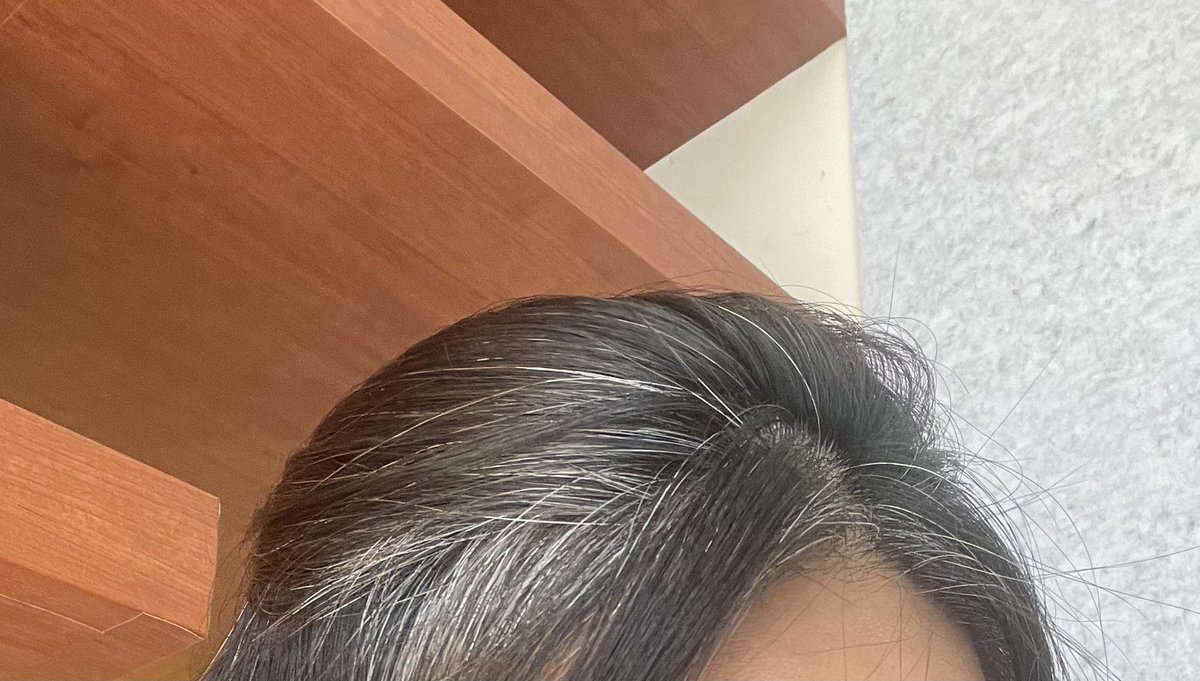 1 л мэдэхэд 40 гарчихсан, ийм цагаан үстэй ч ажилласан жил цөөхөн, хэд хэдэн хэл үзэж байсан ч хүнд гайхуулах нь бас байхгүй, нөхөр хүүхдүүдийнхээ төлөө ажлаа орхисон ч сүүлд нь нэр хүндгүй, хэн ч биш болоод бүр тэжээвэр гэж дуудуулсан :(( Амьдралын утга учир яг юу юм бэ?